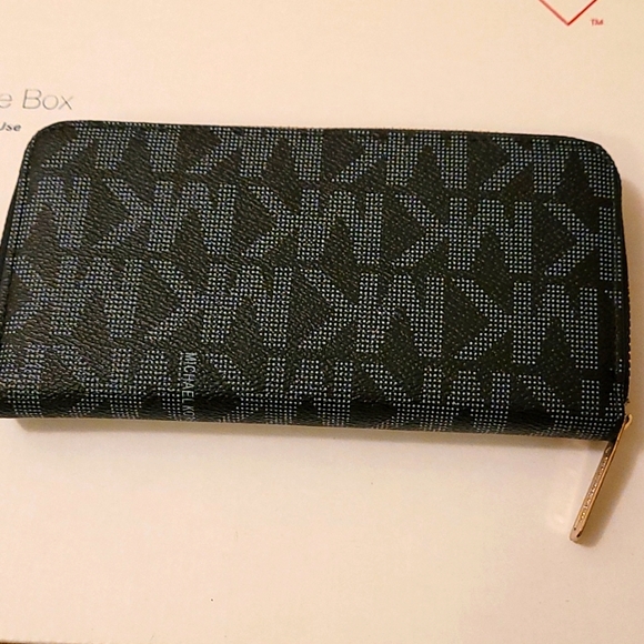Michael Kors purse wallet gray like new - Picture 2 of 5